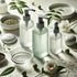 Immagine di prodotti skincare, tra cui tonico viso utilizzo e scelta, in un ambiente naturale con fiori e erbe.