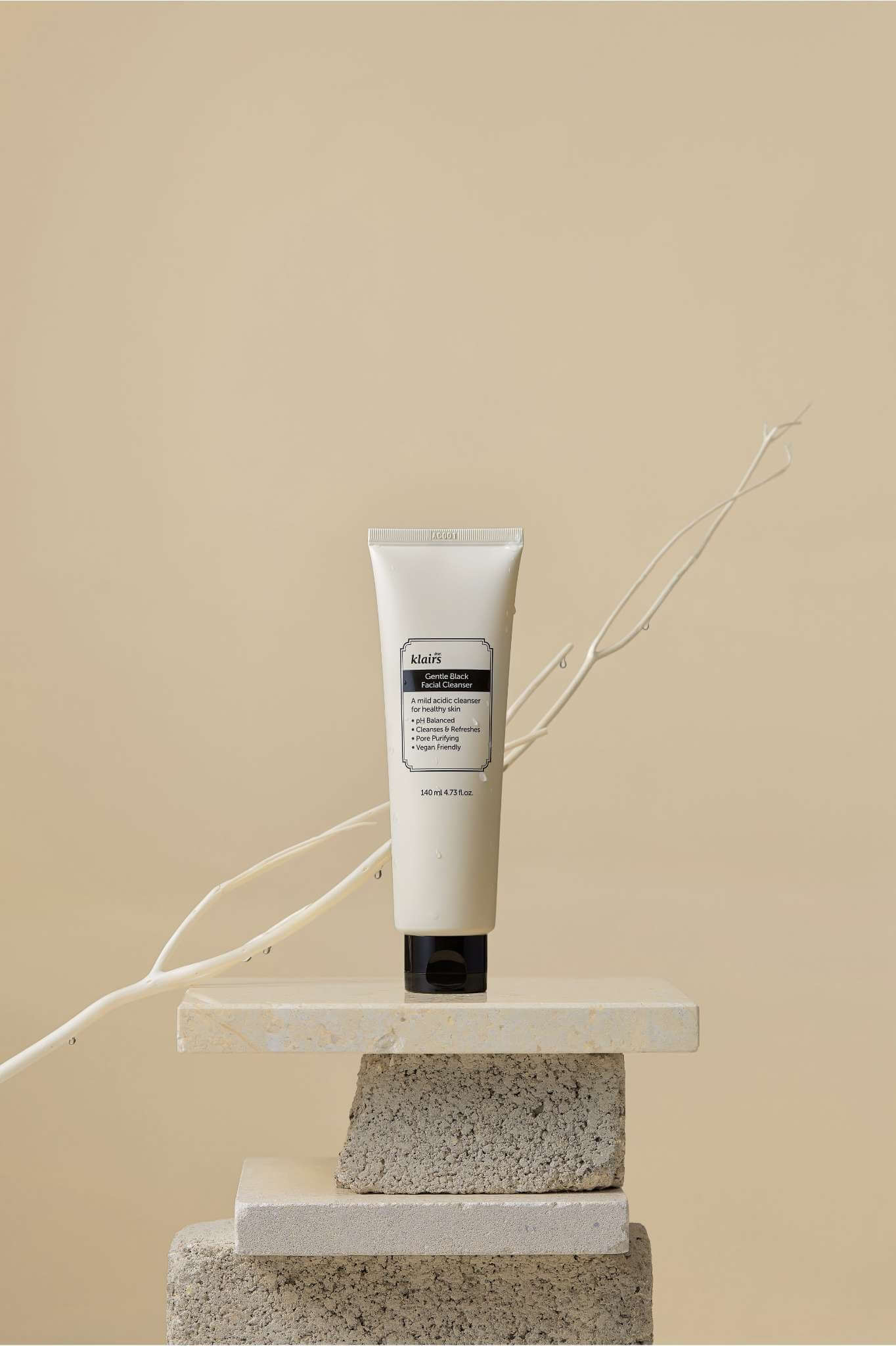 Klairs Gentle Black Facial Cleanser 140ml - Auryn Skin - Italia