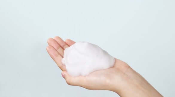 Klairs Rich Moist Foaming Cleanser 100ml - Auryn Skin - Italia